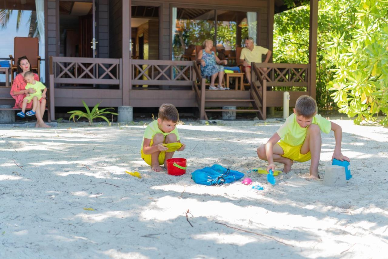Royal Island Resort Maldives Dharavandhoo Exterior photo Children playing in the sand