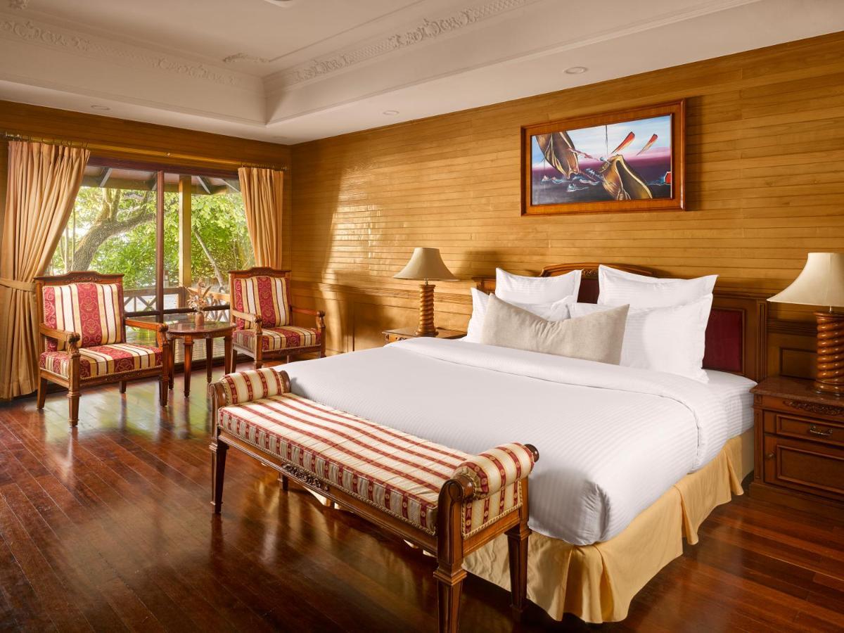 Royal Island Resort Maldives Dharavandhoo Exterior photo A bedroom at the resort