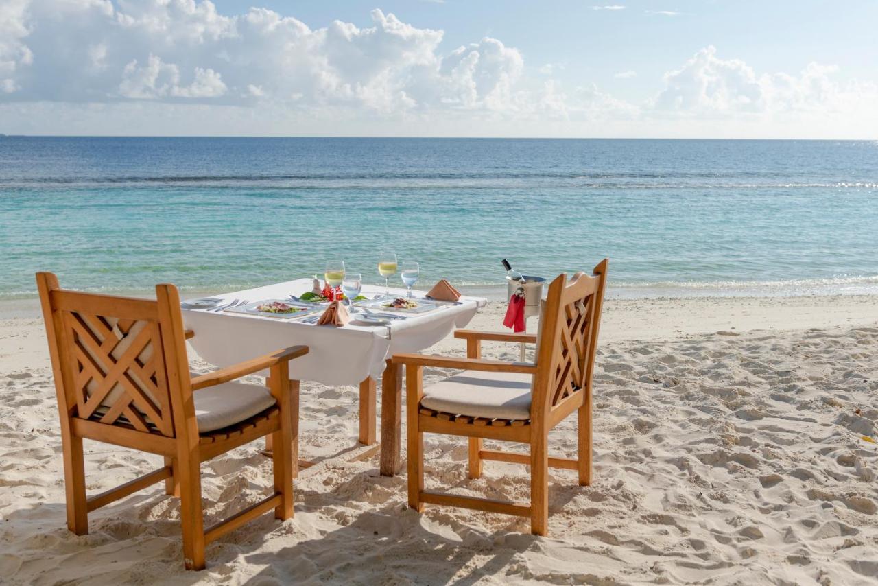 Royal Island Resort Maldives Dharavandhoo Exterior photo Beach dining at Sandals Emerald Reef Resort