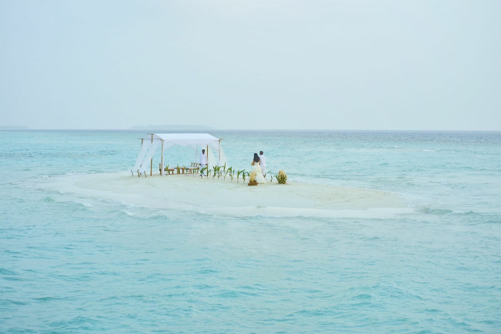 Royal Island Resort Maldives Dharavandhoo Exterior photo A wedding on a sandbank in the Maldives